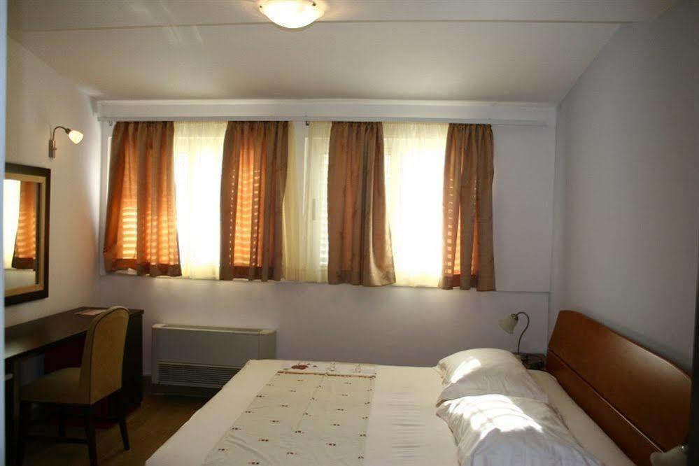 Pansion Epetium Otel Stobreč Dış mekan fotoğraf